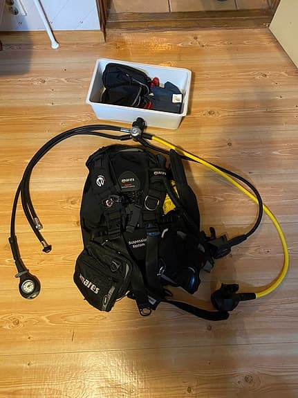 Dykutrustning, torrdräkt, flaskor, regulatorer, väst, dykdator