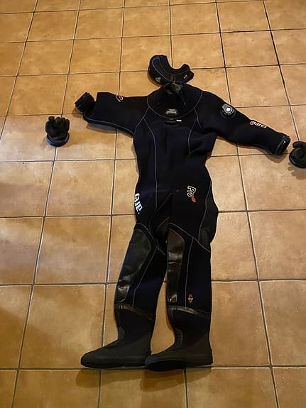 Dykutrustning, torrdräkt, flaskor, regulatorer, väst, dykdator