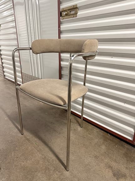 Fin beige stol! Helt nyskick. Nypris 4000kr