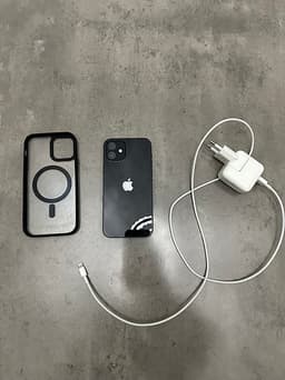 Apple iPhone 12 svart med laddare