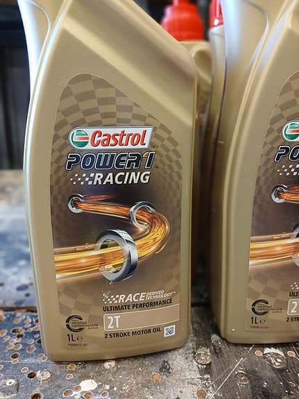 6 flaskor Castrol Power 1 Racing 2T (1 liter) helsynt högprestandaolja