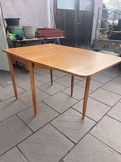 Matgrupp träbord med klaff och stoppade stolar trä ljus