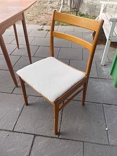 Matgrupp träbord med klaff och stoppade stolar trä ljus