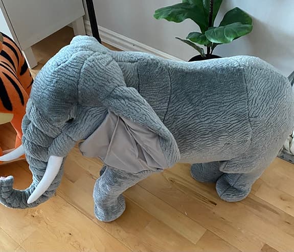 Mycket fin stabil elefant plysch som barn som kan rida och leka med