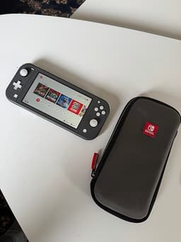 Nintendo Switch Lite spelkonsol grå med fodral