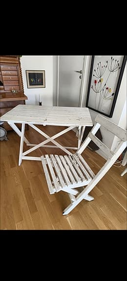 Vitt träbord med stol i trä