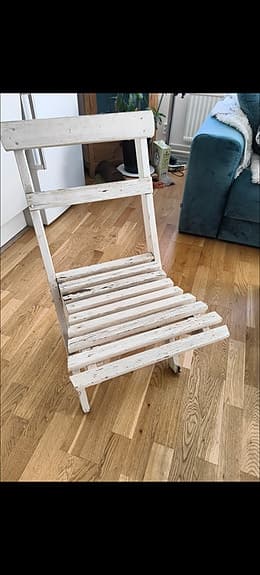 Vitt träbord med stol i trä