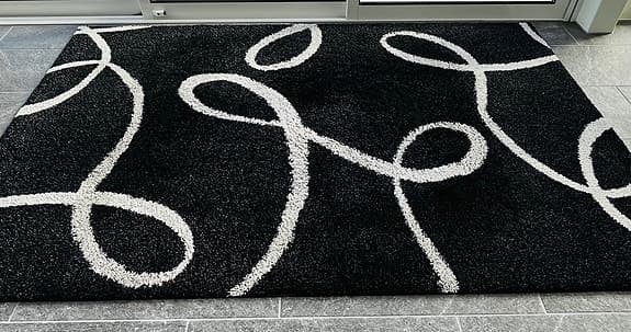 Stilren svart matta med modern design