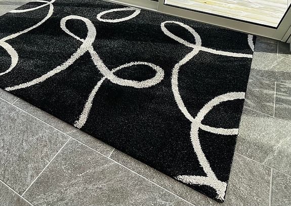 Stilren svart matta med modern design