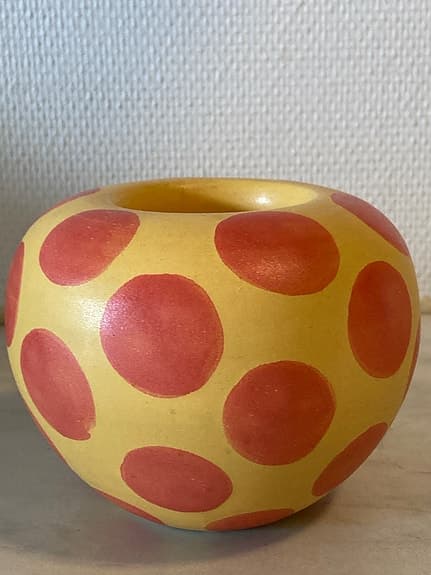 Paradisverkstaden ljusstake gul med röda prickar keramik