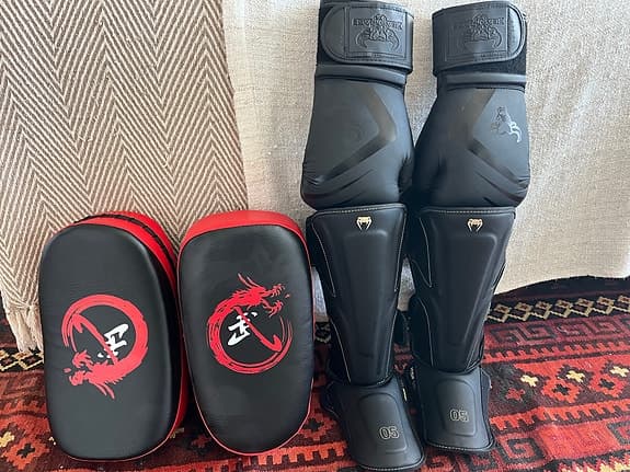 Venum benskydd och boxningshandskar svart storlek M