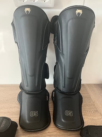 Venum benskydd och boxningshandskar svart storlek M