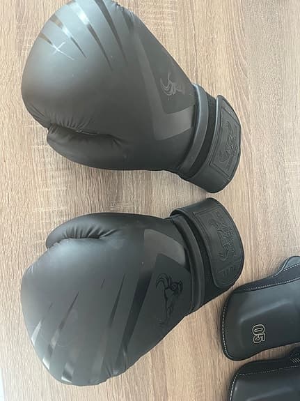 Venum benskydd och boxningshandskar svart storlek M