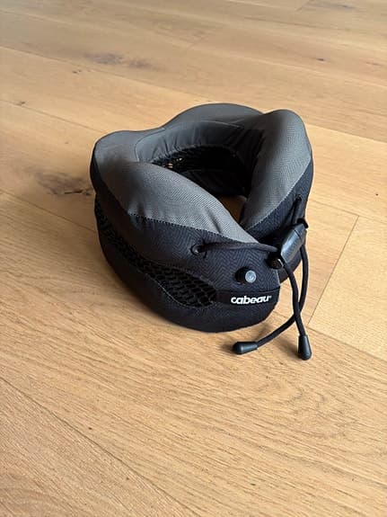 Cabeau nackkudde reskudde unisex svart