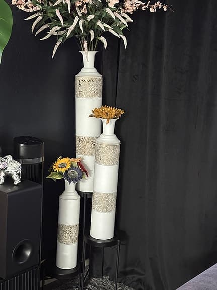 Golvaser set om tre vita utan blommor torkade växter