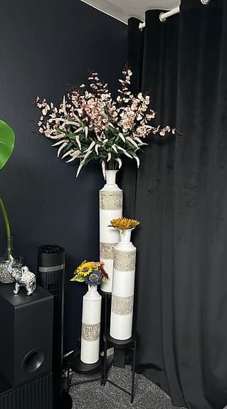 Golvaser set om tre vita utan blommor torkade växter