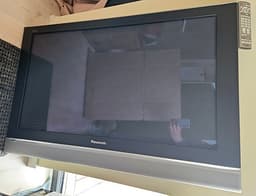 Panasonic TV TH-42PA50E med fjärrkontroll. Vägghållare finns.