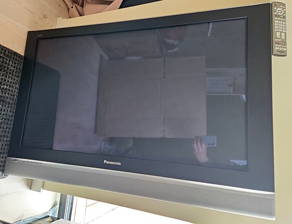 Panasonic TV TH-42PA50E med fjärrkontroll. Vägghållare finns.
