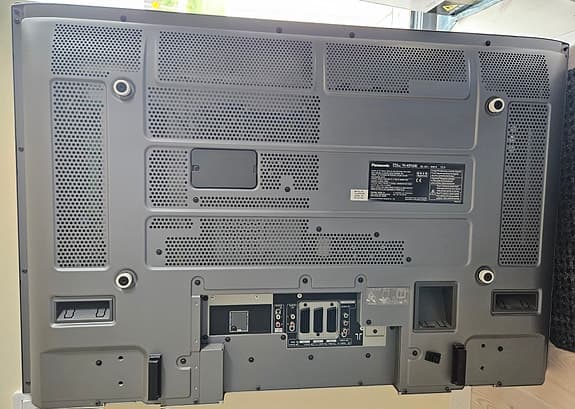 Panasonic TV TH-42PA50E med fjärrkontroll. Vägghållare finns.