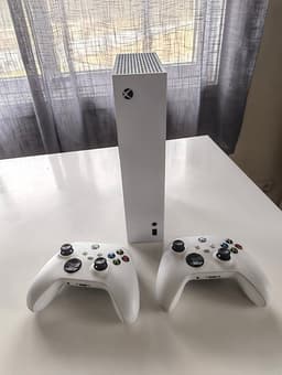 Xbox Series S + 2 handkontroller – mycket fint skick 🎮