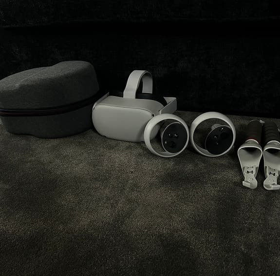 Oculus Quest 2 VR-headset med handkontroller och fodral vit