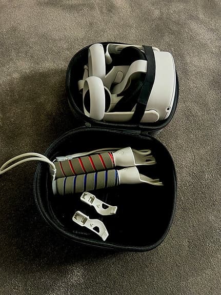 Oculus Quest 2 VR-headset med handkontroller och fodral vit