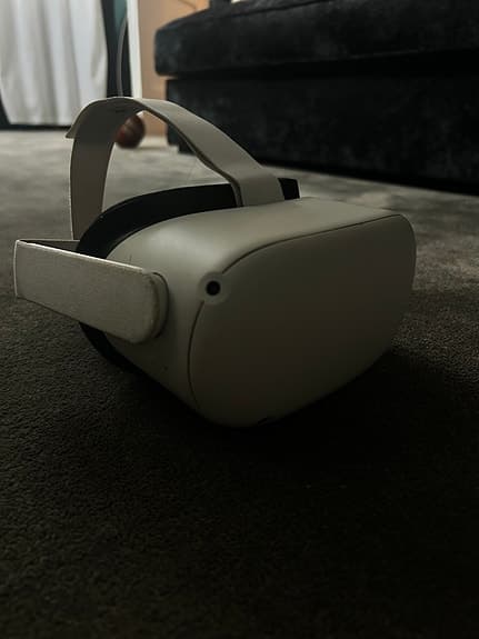 Oculus Quest 2 VR-headset med handkontroller och fodral vit