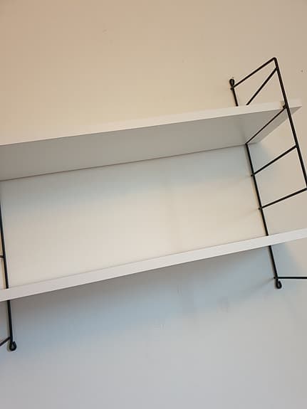 String vägg hylla med två vita hyllplan