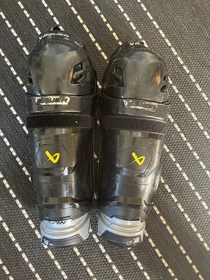 Bauer AMP vHockey benskydd 13" 33 cm svart