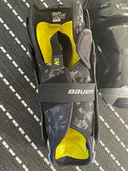 Bauer AMP vHockey benskydd 13" 33 cm svart