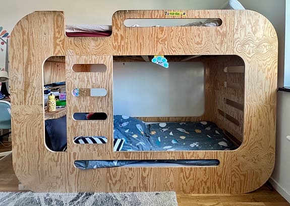 Barnsäng i trä med unik design 90x200