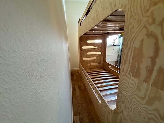 Barnsäng i trä med unik design 90x200