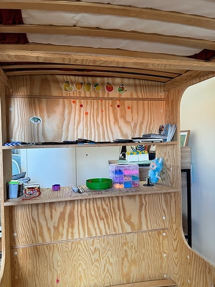 Barnsäng i trä med unik design 90x200