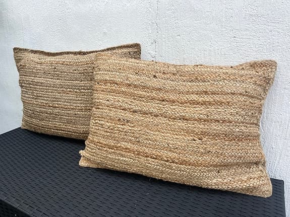 Två dekorationskuddar, jute