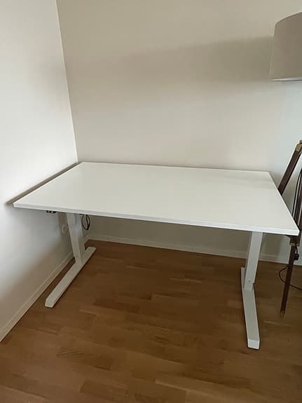 Vitt höj- och sänkbart skrivbord i fint skick