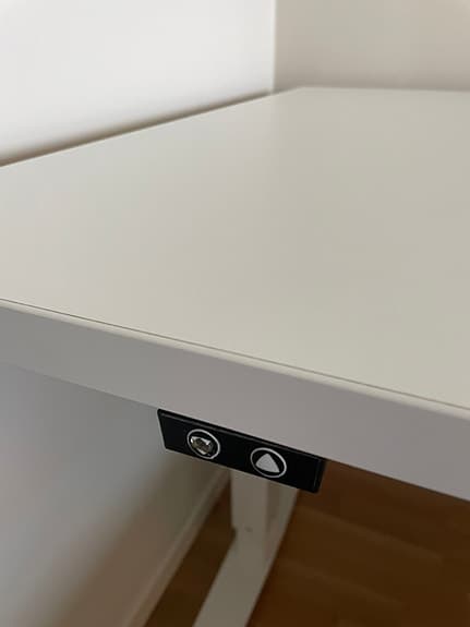 Vitt höj- och sänkbart skrivbord i fint skick