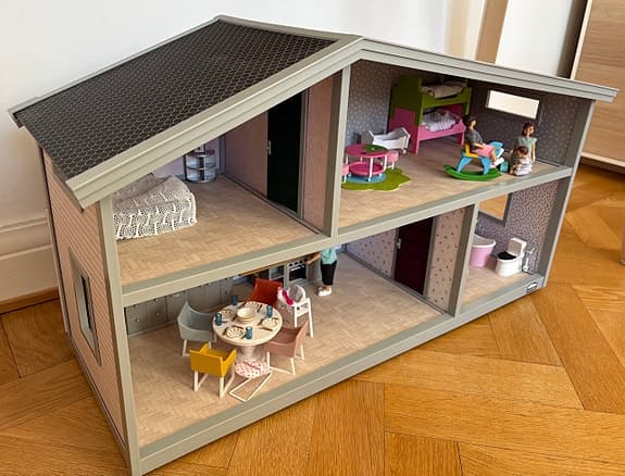 Lundby dockskåp med möbler och dockfamilj