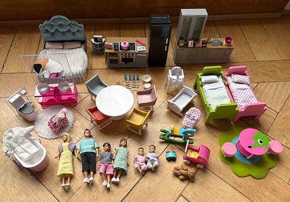 Lundby dockskåp med möbler och dockfamilj