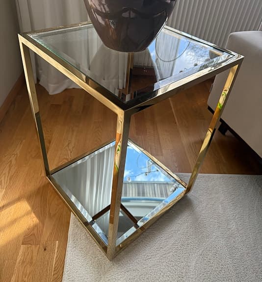 Sidobord / sängbord i guld & glas – som nytt