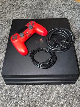 Sony Playstation 4 Pro spelkonsol svart med röd handkontroll