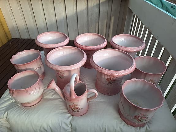 Blomkrukor i keramik med rosa blommotiv