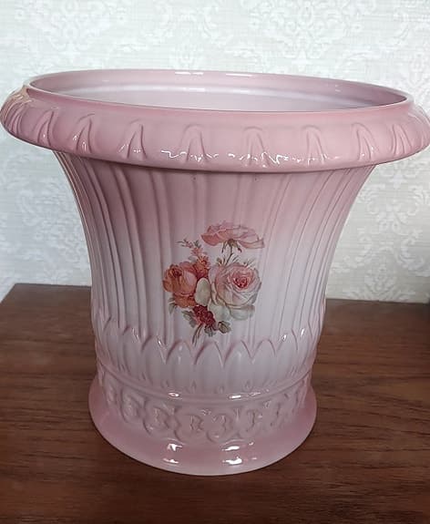 Blomkrukor i keramik med rosa blommotiv