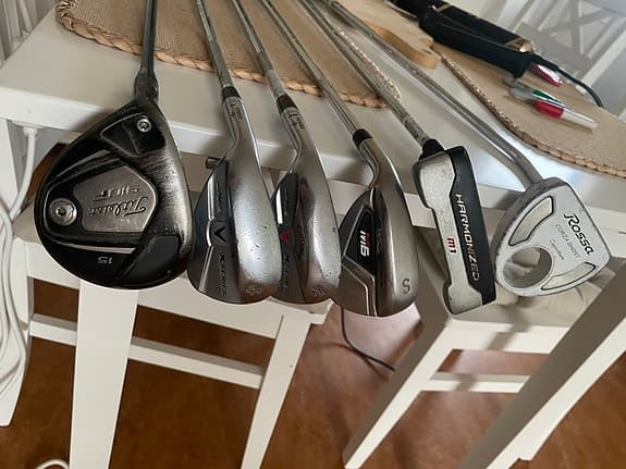 Diverse golfklubbor vänster