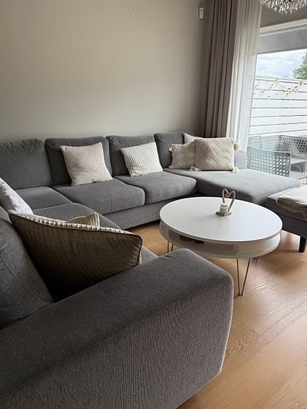 soffa, soffbord och TV-bänk
