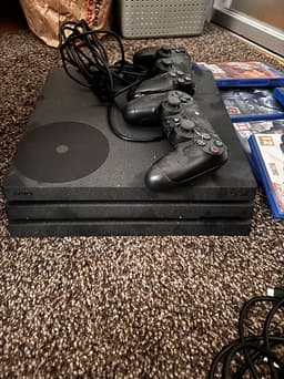Sony Playstation 4 Pro spelkonsol med 2 handkontroller , laddare och spel