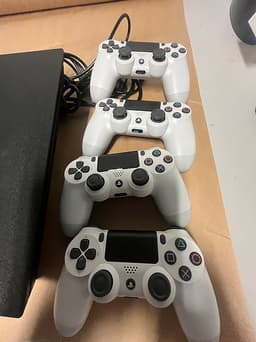 PS4 Pro + 4st handkontroller + kablage