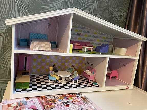 Lundby dockskåp med möbler och dockor