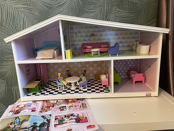 Lundby dockskåp med möbler och dockor