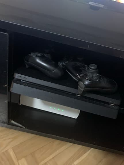 Sony Playstation 4 spelkonsol svart med handkontroller