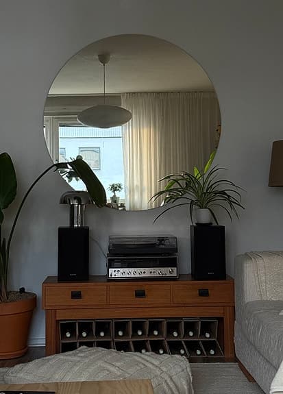 Bänk/byrå i trä med läder detaljer